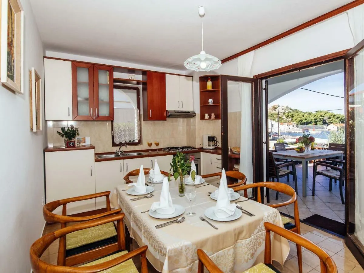 Holiday Home Mira Mali Iž